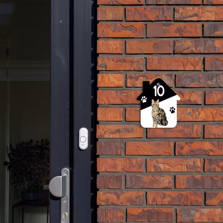 Zwart wit - Huisdier - Bruingestreepte kat Naambord Huisje klein -sfeer2