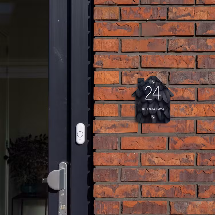 Zwarte veren - Klassiek Naambord Huisje klein -sfeer2