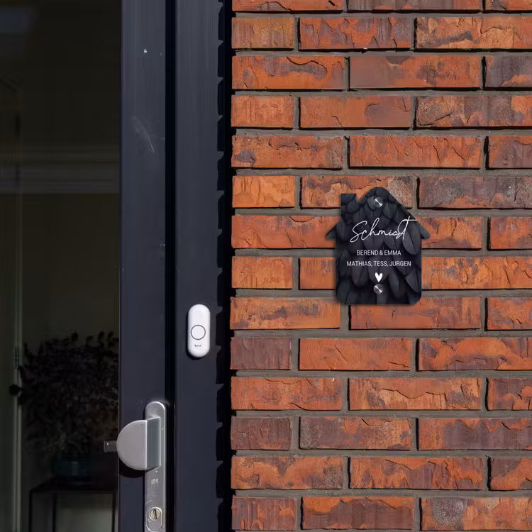 Zwarte veren - Sierlijk Naambord Huisje klein -sfeer2