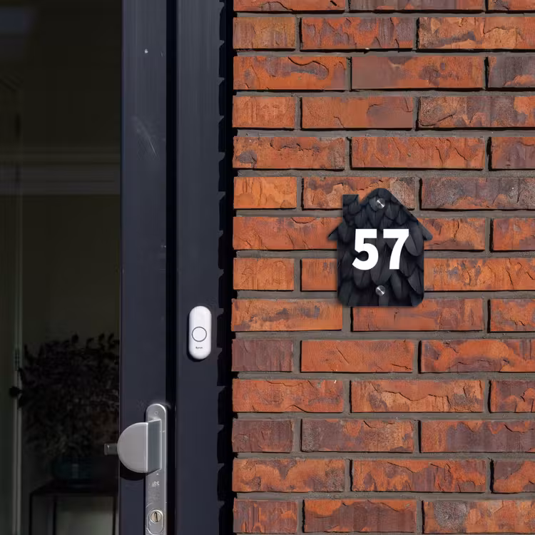 Zwarte veren - Traditioneel Naambord Huisje klein -sfeer2