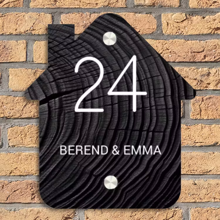 Zwarte houten nerf - Klassiek Naambord Huisje klein -sfeer5