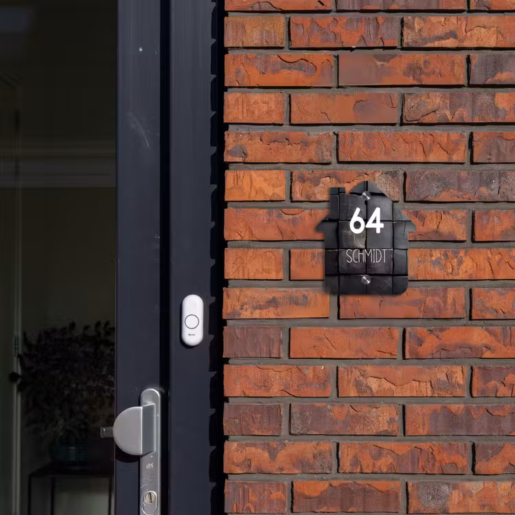 Zwarte houtblokken - Modern Naambord Huisje klein -sfeer2