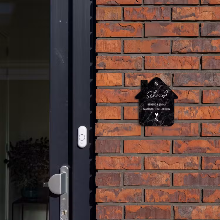 Zwarte marmer - Sierlijk Naambord Huisje klein -sfeer2