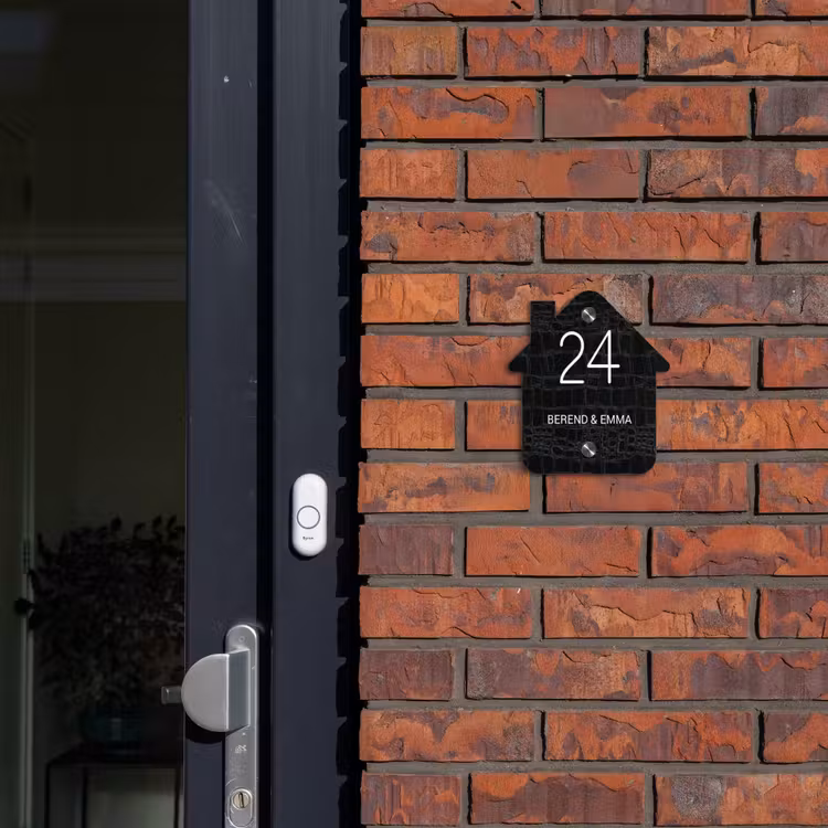 Zwart krokodillenleertextuur - Klassiek Naambord Huisje klein -sfeer2