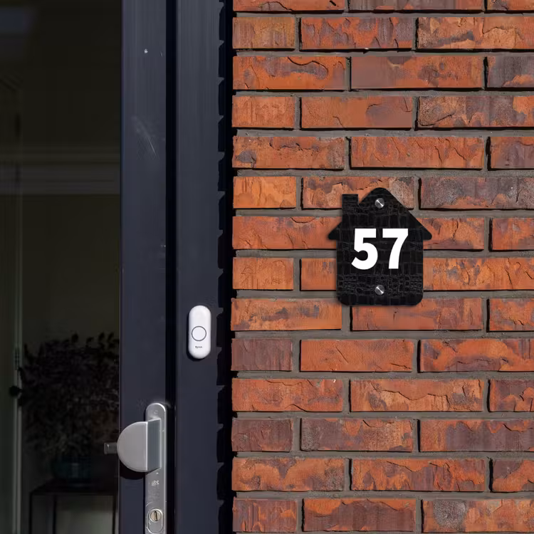 Zwart krokodillenleertextuur - Traditioneel Naambord Huisje klein -sfeer2