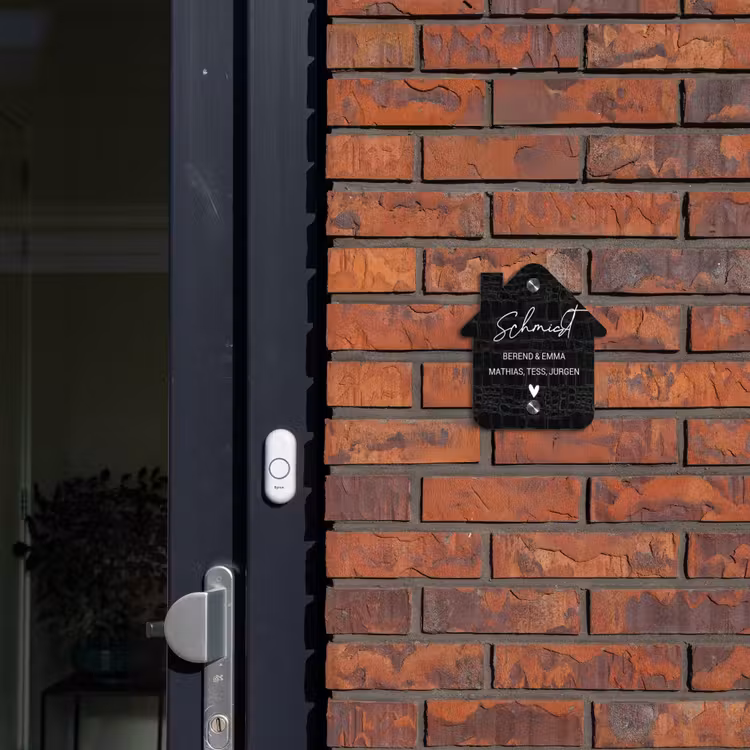 Zwart krokodillenleertextuur - Sierlijk Naambord Huisje klein -sfeer2