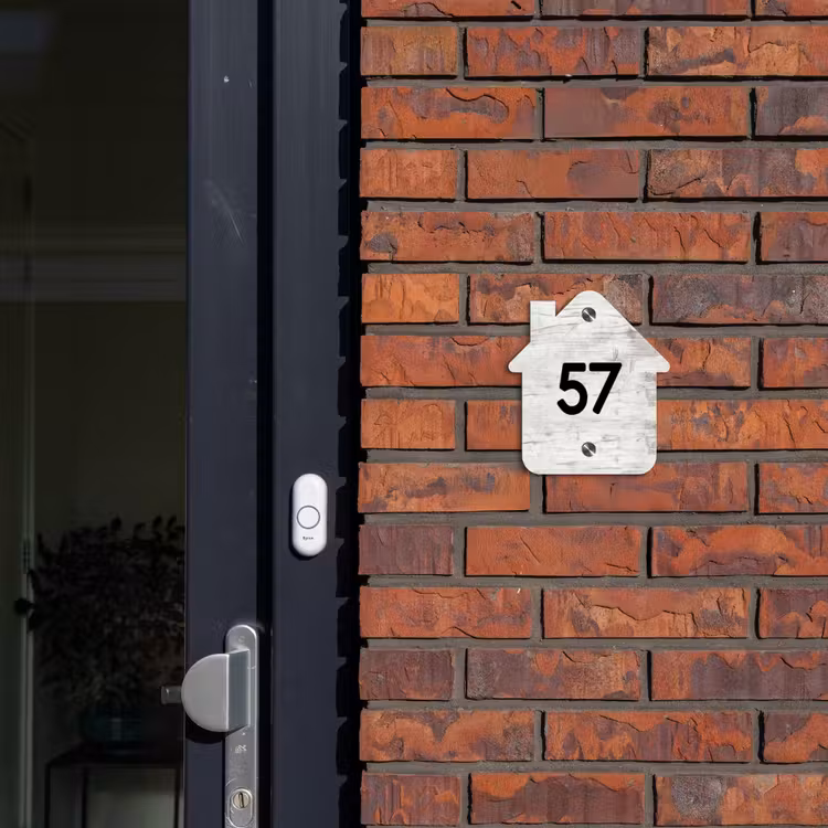Witgrijs hout - Traditioneel Naambord Huisje klein -sfeer2
