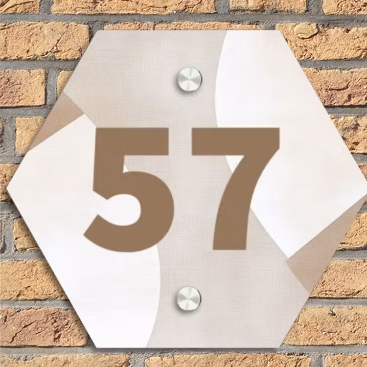 Abstract beige - Traditioneel Naambord Hexagon klein -sfeer1