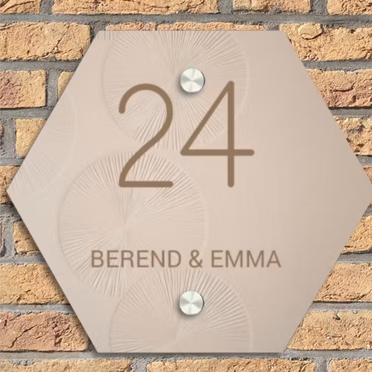 Beige reliëf lijnen - Klassiek Naambord Hexagon klein -sfeer1
