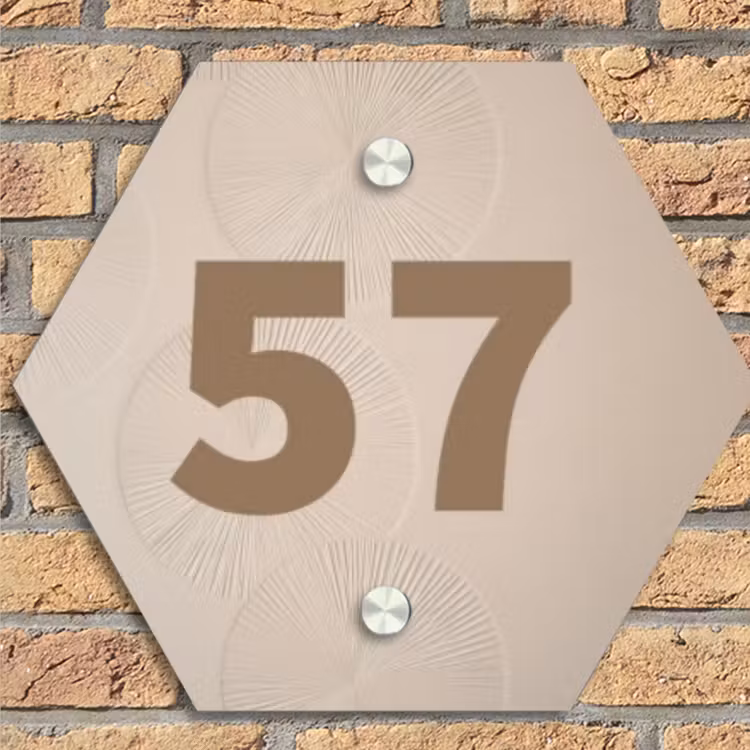 Beige reliëf lijnen - Traditioneel Naambord Hexagon klein -sfeer1