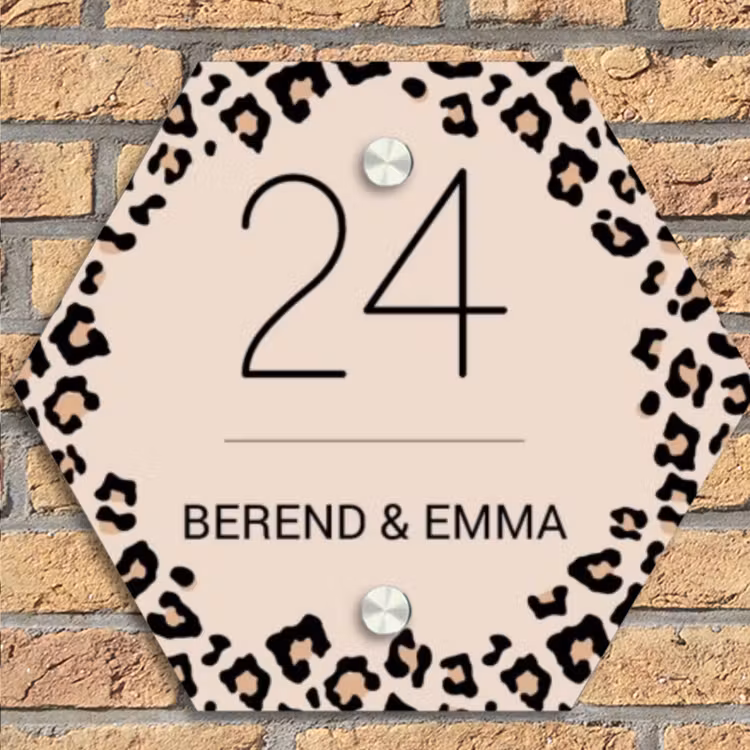 Beige luipaardprint - Klassiek Naambord Hexagon klein -sfeer1