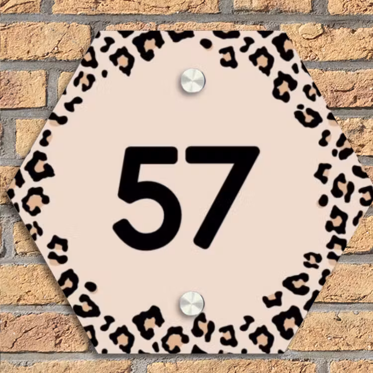 Beige luipaardprint - Traditioneel Naambord Hexagon klein -sfeer1