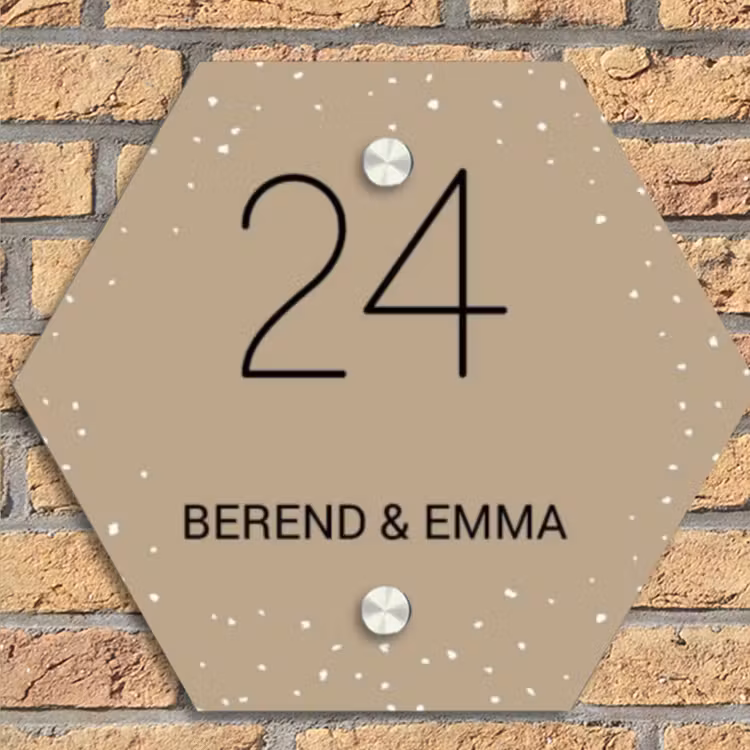 Beige met stippen - Klassiek Naambord Hexagon klein -sfeer1
