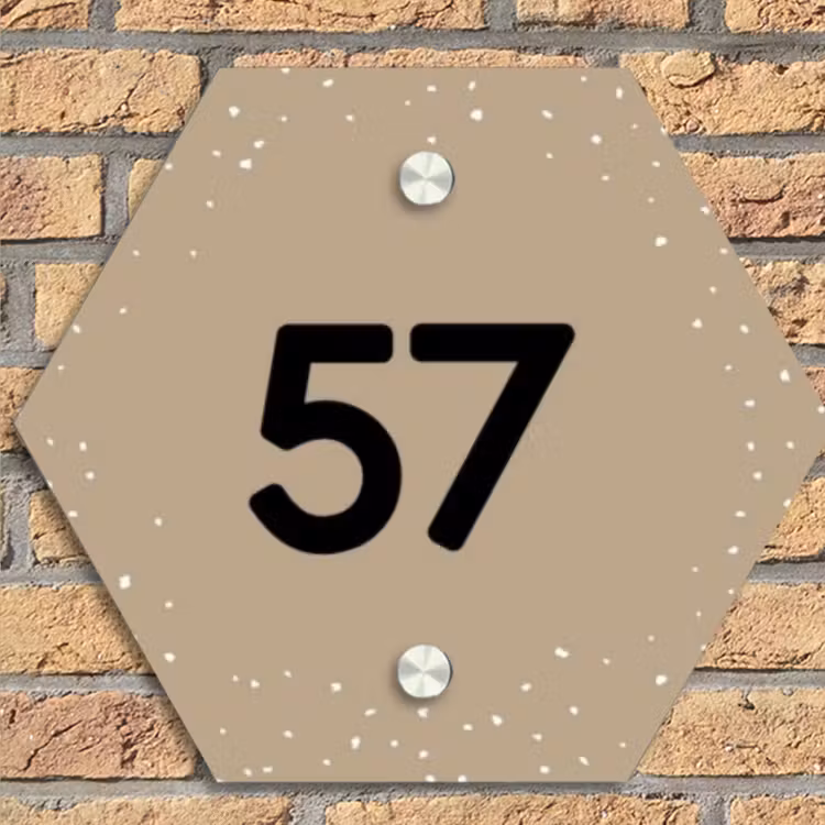Beige met stippen - Traditioneel Naambord Hexagon klein -sfeer1