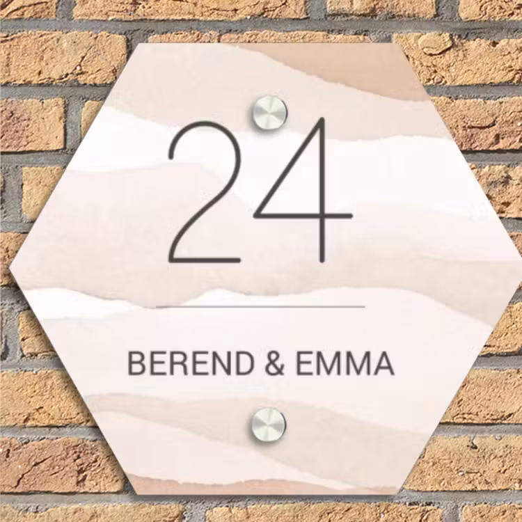 Beige lagen - Klassiek Naambord Hexagon klein -sfeer1