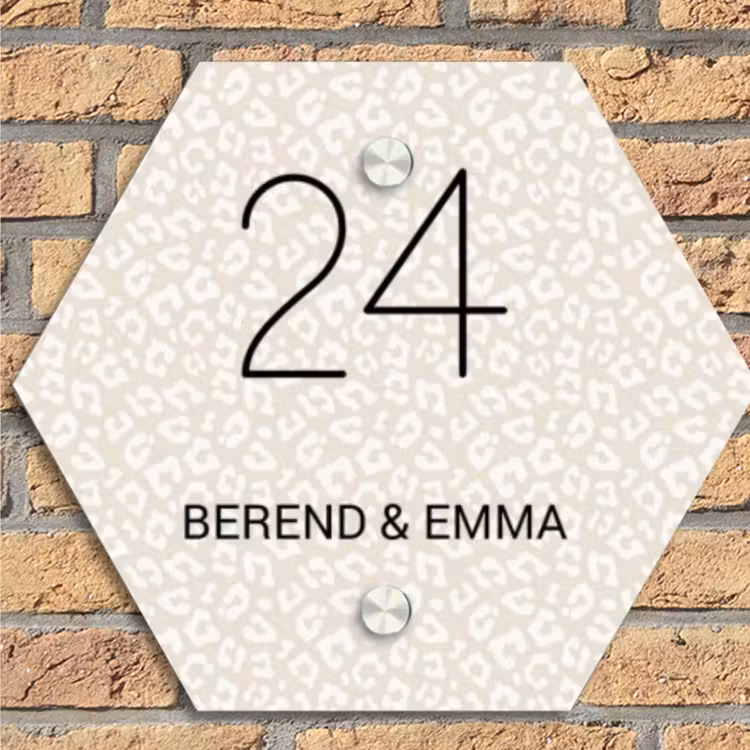 Beige panterprint - Klassiek Naambord Hexagon klein -sfeer1
