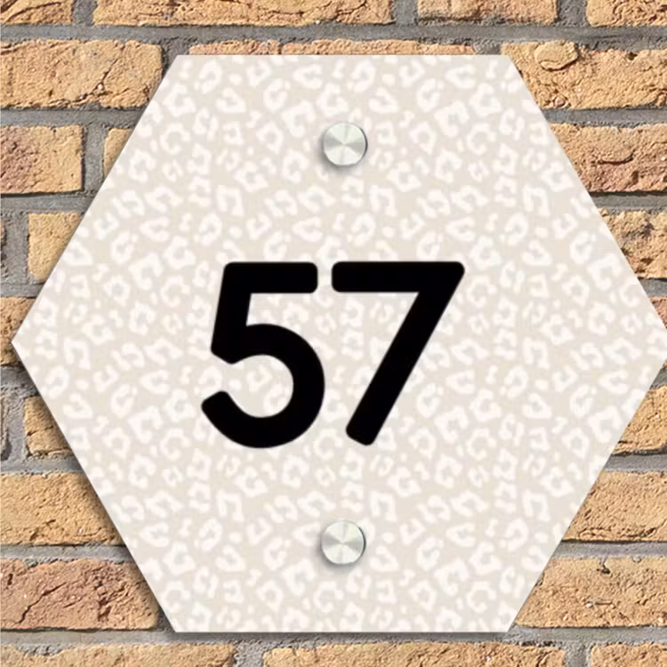 Beige panterprint - Traditioneel Naambord Hexagon klein -sfeer1
