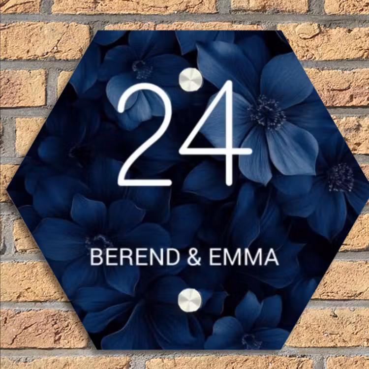 Blauwe bloemen - Sierlijk Naambord Hexagon klein -sfeer1