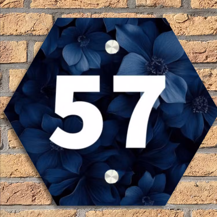 Blauwe bloemen - Traditioneel Naambord Hexagon klein -sfeer1