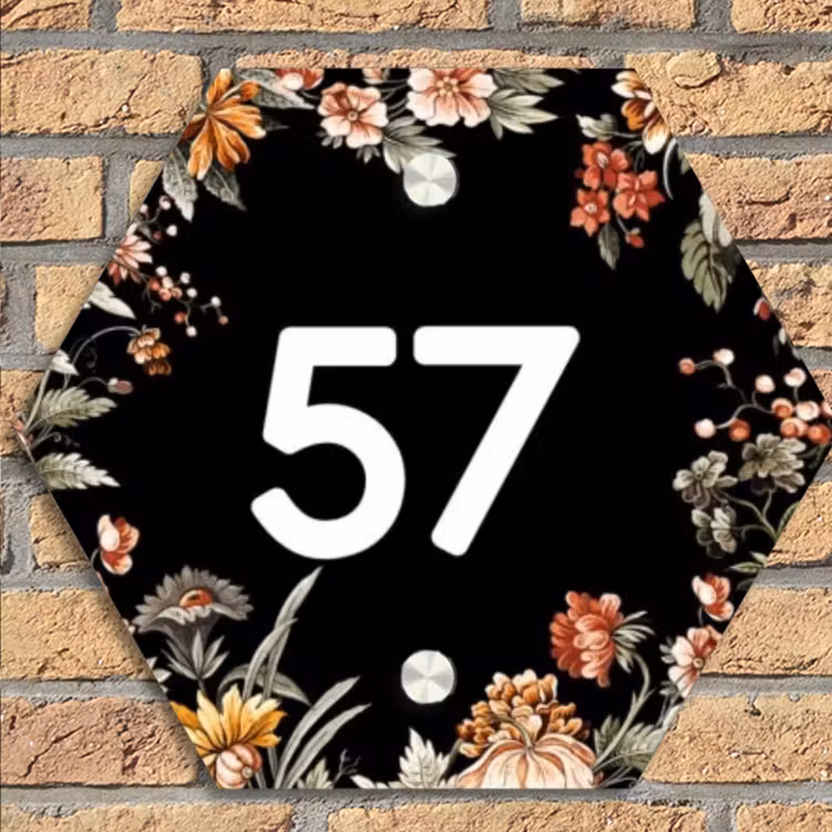 Bloemen - Zwart - Traditioneel Naambord Hexagon klein -sfeer1