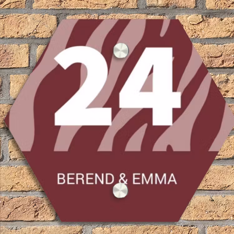Bordeaux zebra - Klassiek Naambord Hexagon klein -sfeer1