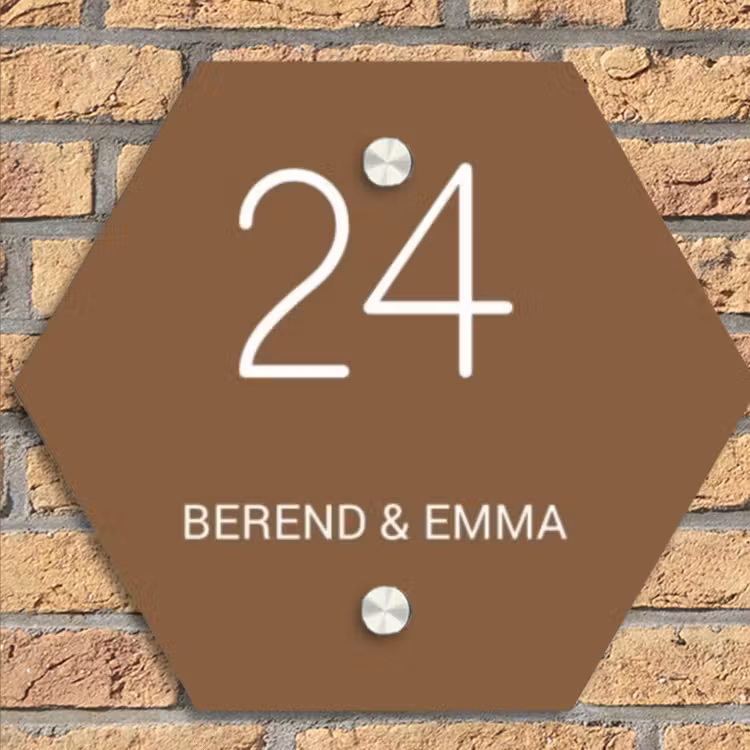 Bruin - Klassiek Naambord Hexagon klein -sfeer1