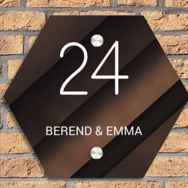 Bruine diagonale banen - Klassiek Naambord Hexagon klein -sfeer1