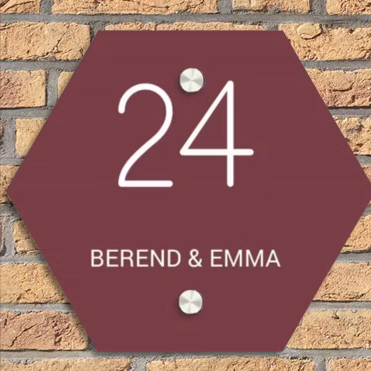 Bordeauxrood - Klassiek Naambord Hexagon klein -sfeer1