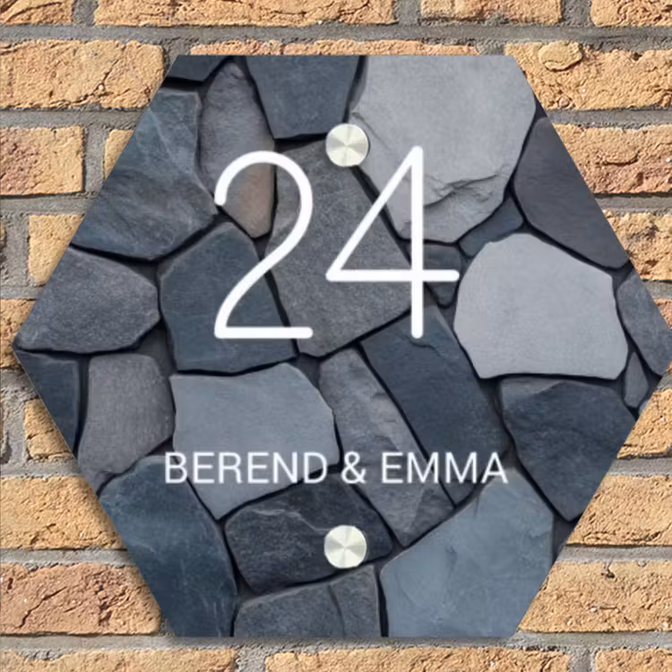 Donkergrijze stenen - Klassiek Naambord Hexagon klein -sfeer1