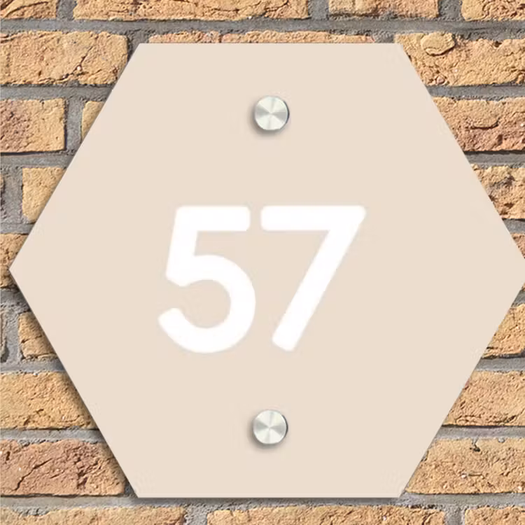 Effen - Beige - Traditioneel Naambord Hexagon klein -sfeer1