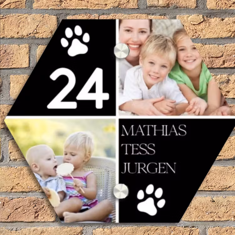 Familieportret met pootafdrukken zwart - Klassiek Naambord Hexagon klein -sfeer1