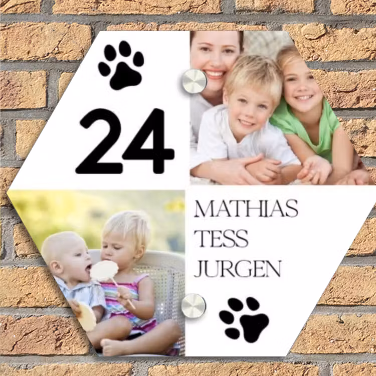 Familieportret met pootafdrukken - Klassiek Naambord Hexagon klein -sfeer1