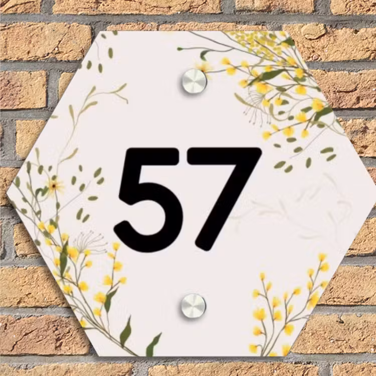 Gele bloemen - Traditioneel Naambord Hexagon klein -sfeer1