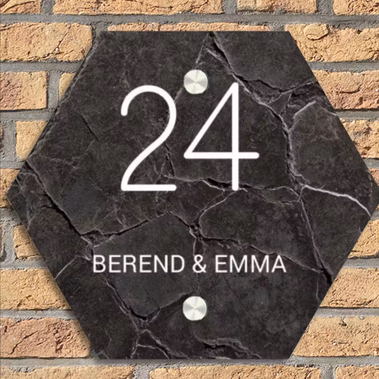 Gebarsten steen - Klassiek Naambord Hexagon klein -sfeer1