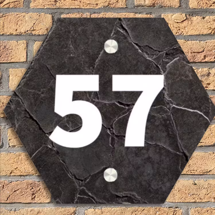 Gebarsten steen - Traditioneel Naambord Hexagon klein -sfeer1