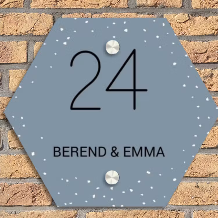 Grijsgroen met stippen - Klassiek Naambord Hexagon klein -sfeer1