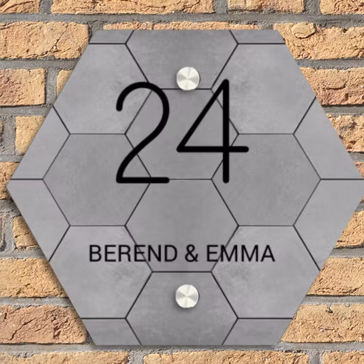 Grijze tegels - Klassiek Naambord Hexagon klein -sfeer1
