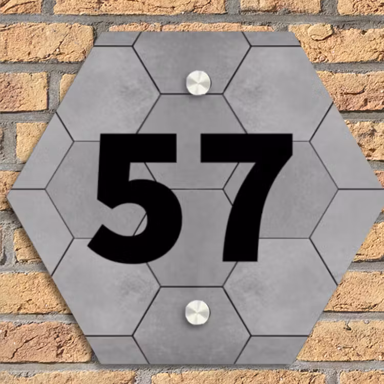 Grijze tegels - Traditioneel Naambord Hexagon klein -sfeer1