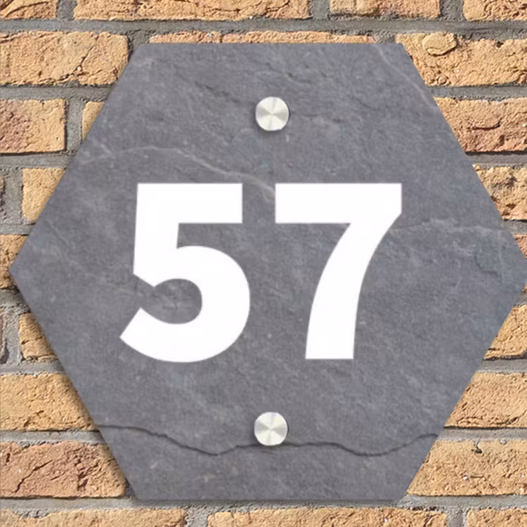 Grijze natuursteen - Traditioneel Naambord Hexagon klein -sfeer1