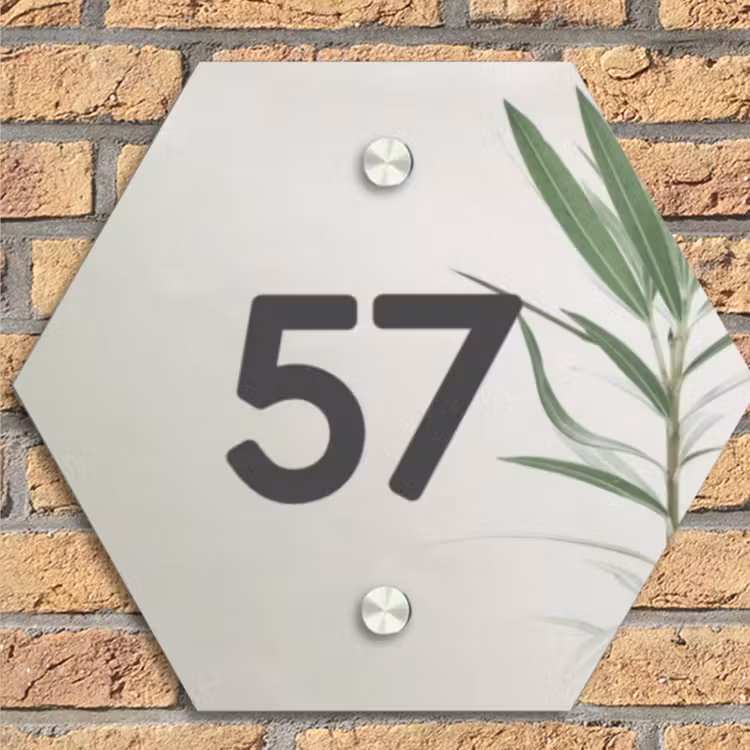 Lichtbeige met plant - Traditioneel Naambord Hexagon klein -sfeer1