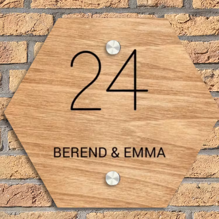 Licht hout - Klassiek Naambord Hexagon klein -sfeer1
