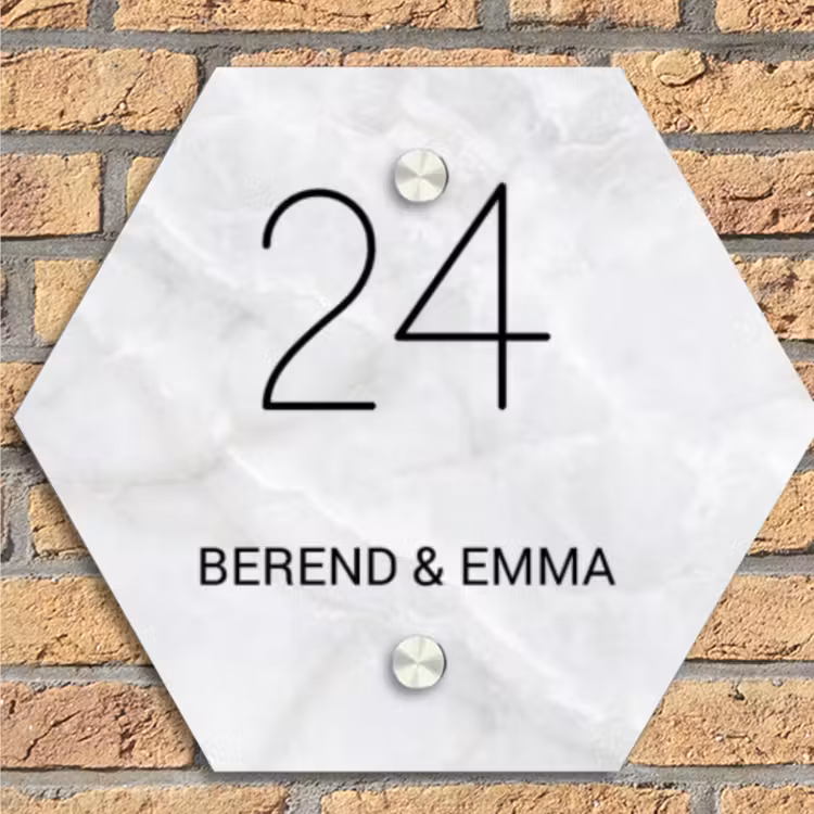 Lichtgrijs marmer - Klassiek Naambord Hexagon klein -sfeer1