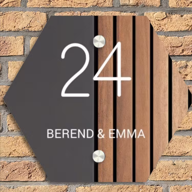 Hout en antraciet - Klassiek Naambord Hexagon klein -sfeer1
