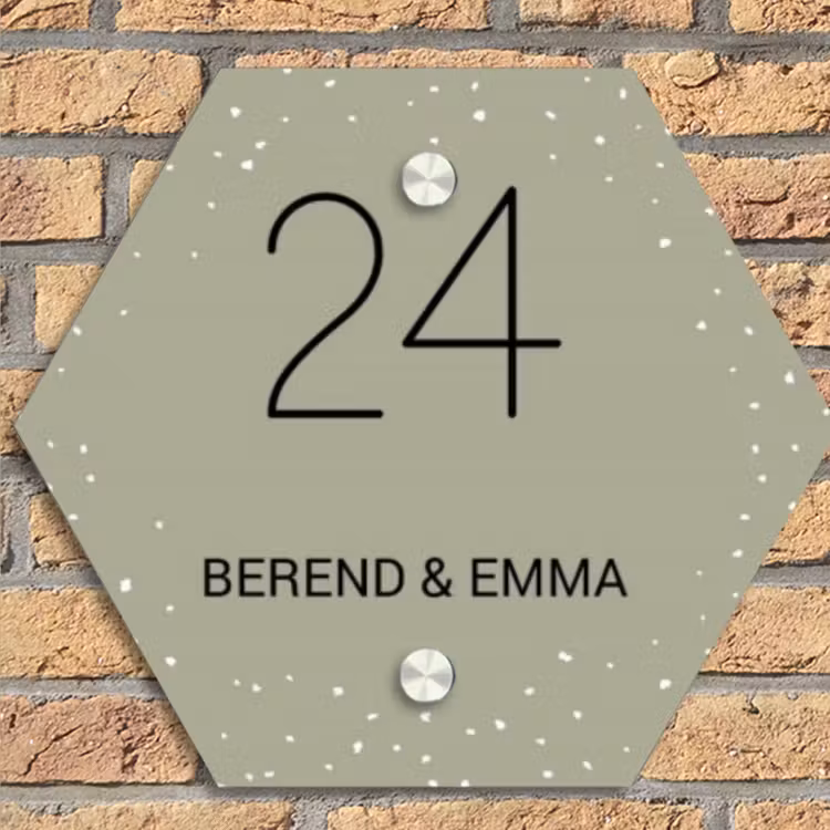 Olijfgroen met stippen - Klassiek Naambord Hexagon klein -sfeer1