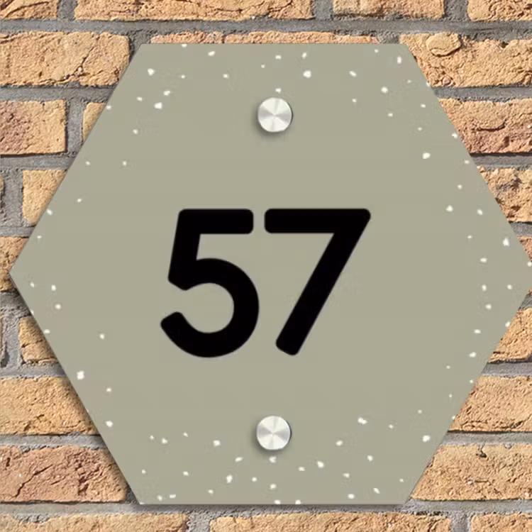 Olijfgroen met stippen - Traditioneel Naambord Hexagon klein -sfeer1