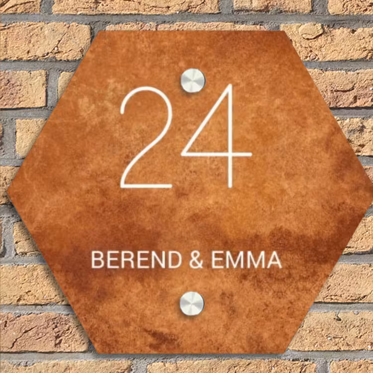 Roest - Klassiek Naambord Hexagon klein -sfeer1