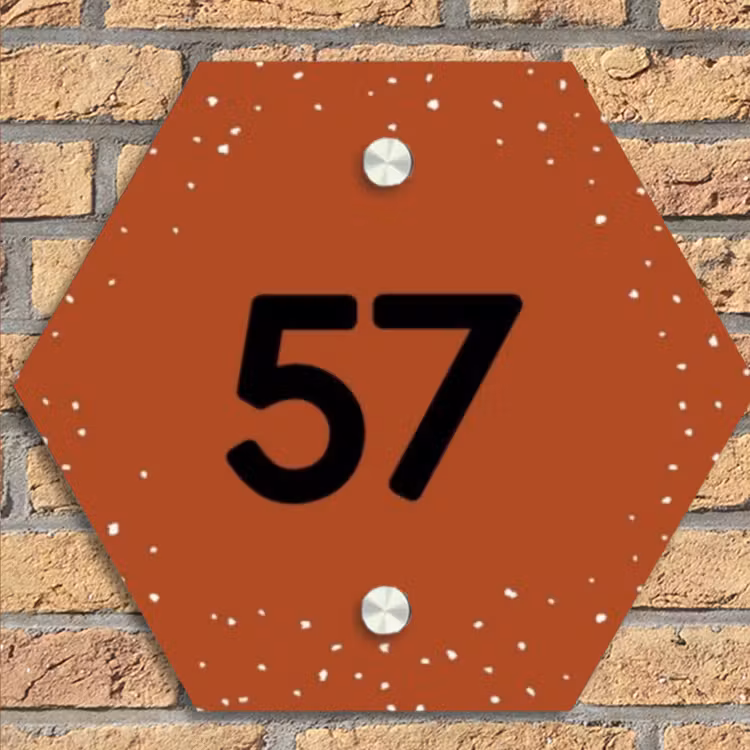 Roestbruin met stippen - Traditioneel Naambord Hexagon klein -sfeer1