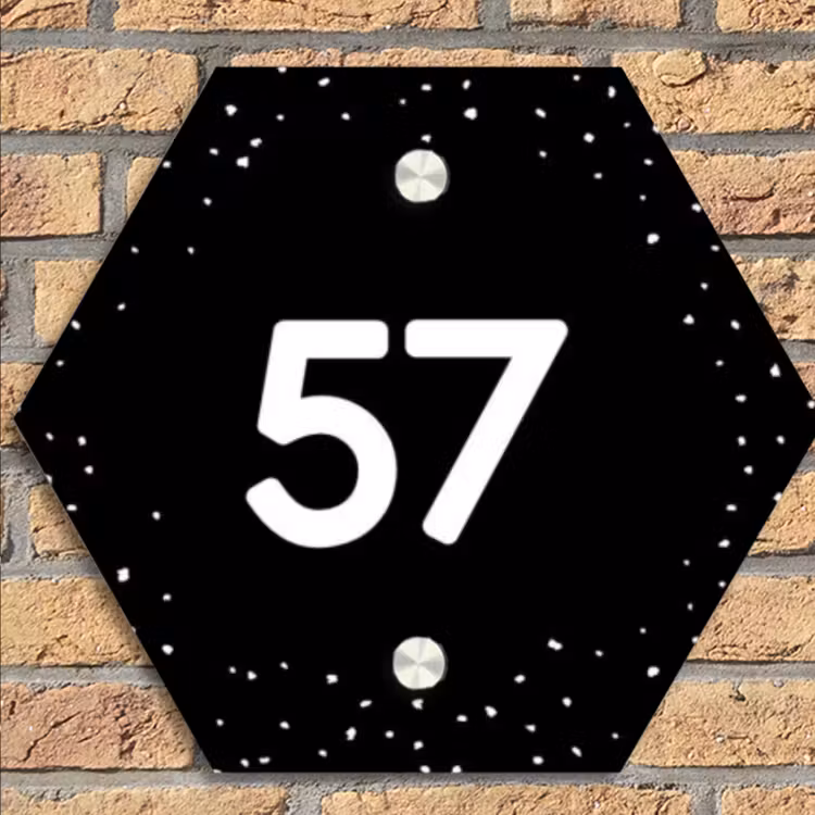 Zwart met stippen - Traditioneel Naambord Hexagon klein -sfeer1