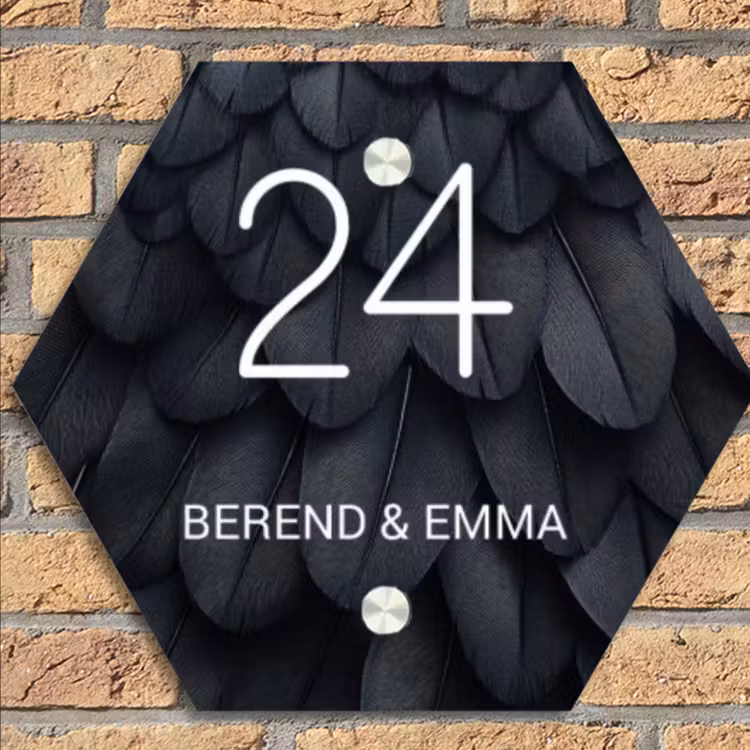Zwarte veren - Klassiek Naambord Hexagon klein -sfeer1
