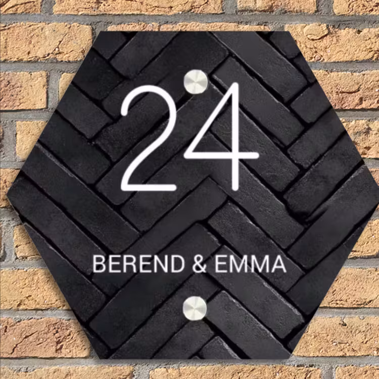 Zwarte tegels - Klassiek Naambord Hexagon klein -sfeer1